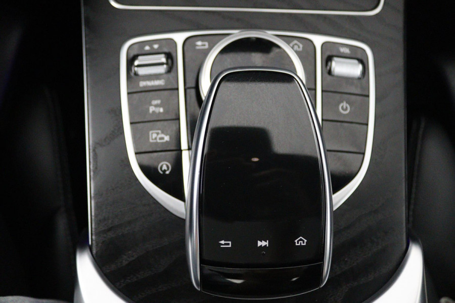 Mercedes-Benz C-Klasse 200 Business Solution AMG (PANORAMADAK, SFEERVERLICHTING, NAVIGATIE, CAMERA, STOELVERWARMING)