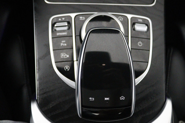 Mercedes-Benz C-Klasse 200 Business Solution AMG (PANORAMADAK, SFEERVERLICHTING, NAVIGATIE, CAMERA, STOELVERWARMING)