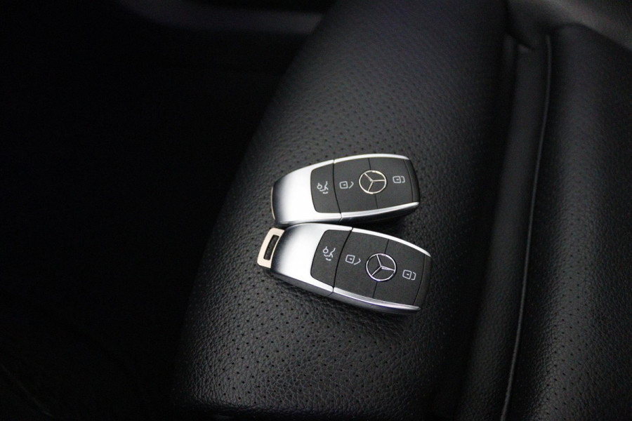 Mercedes-Benz C-Klasse 200 Business Solution AMG (PANORAMADAK, SFEERVERLICHTING, NAVIGATIE, CAMERA, STOELVERWARMING)
