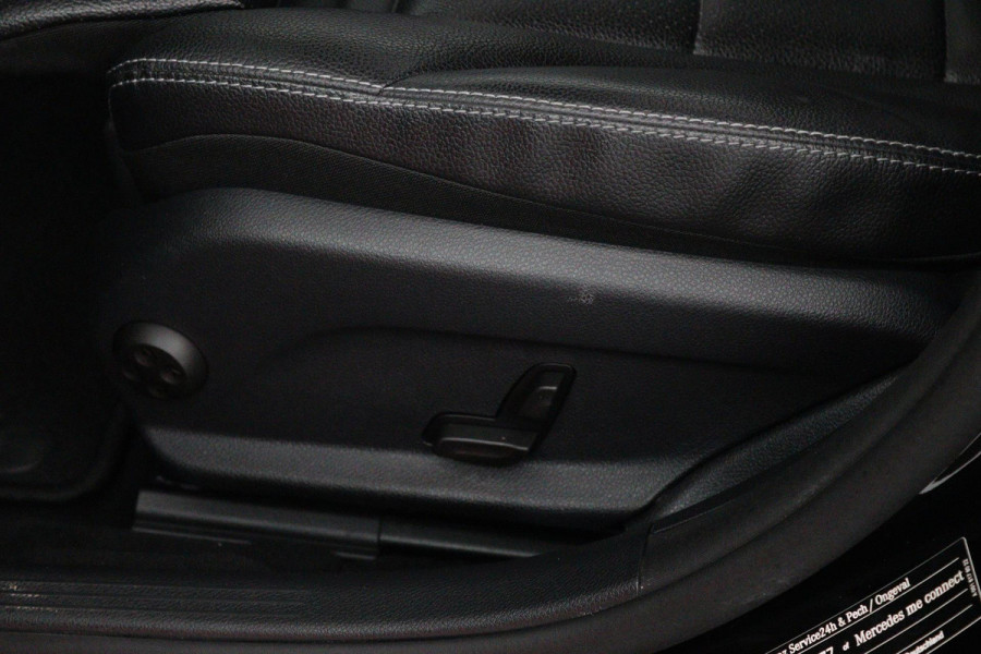 Mercedes-Benz C-Klasse 200 Business Solution AMG (PANORAMADAK, SFEERVERLICHTING, NAVIGATIE, CAMERA, STOELVERWARMING)
