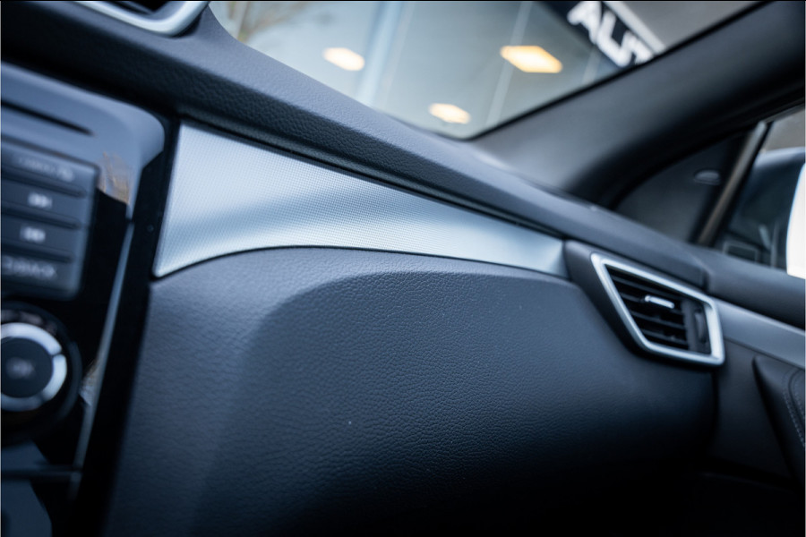 Nissan QASHQAI 1.3 DIG-T Tekna + ** Panodak ** Leder ** Trekhaak ** BOSE