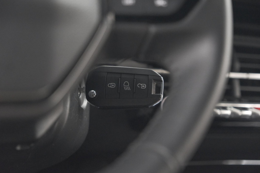 Peugeot 2008 PureTech 130 EAT8 Blue Lease Allure | Camera | Navigatie | Parkeersensoren | Apple Carplay