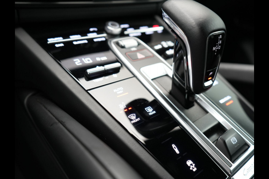 Porsche Cayenne 3.0 E-Hybrid Plug In Hybrid 462pk Dealer O.H PHEV | Panodak | Luchtvering | 4 Wiel Besturing | PDLS+ | Adaptive Cruise | Sportchrono | Softclose |21"L.M |  14 Weg Lederen Sportstoelen & Memory |