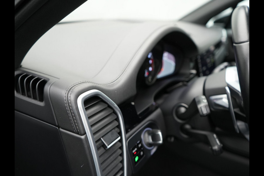 Porsche Cayenne 3.0 E-Hybrid Plug In Hybrid 462pk Dealer O.H PHEV | Panodak | Luchtvering | 4 Wiel Besturing | PDLS+ | Adaptive Cruise | Sportchrono | Softclose |21"L.M |  14 Weg Lederen Sportstoelen & Memory |