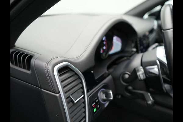 Porsche Cayenne 3.0 E-Hybrid Plug In Hybrid 462pk Dealer O.H PHEV | Panodak | Luchtvering | 4 Wiel Besturing | PDLS+ | Adaptive Cruise | Sportchrono | Softclose |21"L.M |  14 Weg Lederen Sportstoelen & Memory |