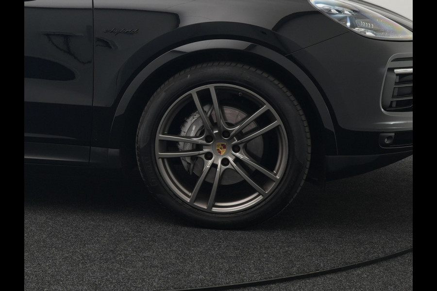Porsche Cayenne 3.0 E-Hybrid Plug In Hybrid 462pk Dealer O.H PHEV | Panodak | Luchtvering | 4 Wiel Besturing | PDLS+ | Adaptive Cruise | Sportchrono | Softclose |21"L.M |  14 Weg Lederen Sportstoelen & Memory |