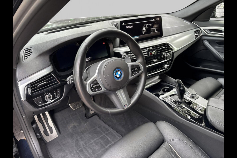 BMW 5 Serie Touring 530e xDrive Business Edition. M Sport Hybrid 292PK Carbonschwarz Pano dak Head up Display  Co Pilot Adaptive Suspension Laser Lights