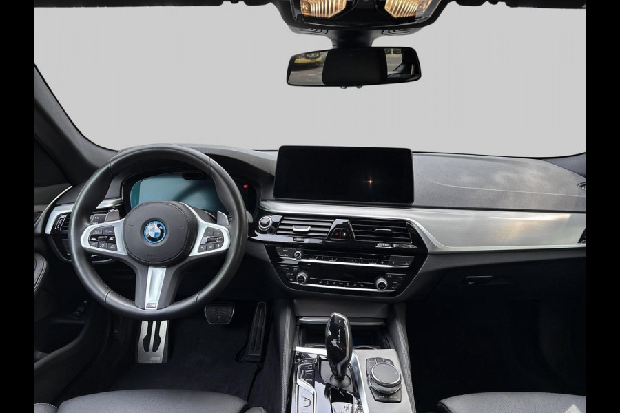 BMW 5 Serie Touring 530e xDrive Business Edition. M Sport Hybrid 292PK Carbonschwarz Pano dak Head up Display  Co Pilot Adaptive Suspension Laser Lights