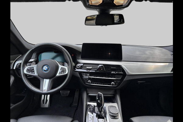 BMW 5 Serie Touring 530e xDrive Business Edition. M Sport Hybrid 292PK Carbonschwarz Pano dak Head up Display  Co Pilot Adaptive Suspension Laser Lights