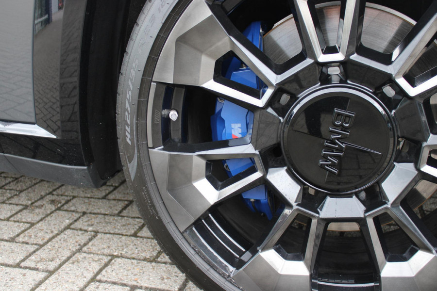 BMW XM 654PK PHEV 30 kWh | 23" LICHTMETALEN VELGEN JETBLACK | SOFT CLOSE | ELEKTRISCH WEGKLAPBARE TREKHAAK | M SPORTREMMEN | DRIVING ASSISTANCE PROFESSIONAL O.A. (ADAPTIVE CRUISE CONTROL/DODEHOEK DETECTIE) | BOWERS & WILKINS SOUND SYSTEM | LASER LIGHT KOPLAMPEN | VERWARMDE/GEKOELDE BEKERHOUDERS | DRAADLOZE TELEFOONLADER | ELEKTRISCH VERSTELBAAR STUURKOLOM | STOEL VERWARMING VOOR/ACHTER | M-SPORT UITLAATSYSTEM | MEESTURENDE ACHTERAS | ADAPTIEF CHASSIS M SPORT | COMFORT ACCESS | ICONIC GLOW GRILL | STOEL VENTILATIE | SHADOW LINE | ELEKTISCH BEDIENBARE STOELEN MET GEHEUGEN EN MA