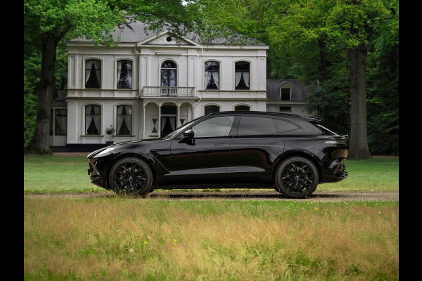 Aston Martin Dbx 550 4.0 V8 | Panoramadak | Trekhaak | 360 cam | Premium Audio | Onyx Black | Carbon interior