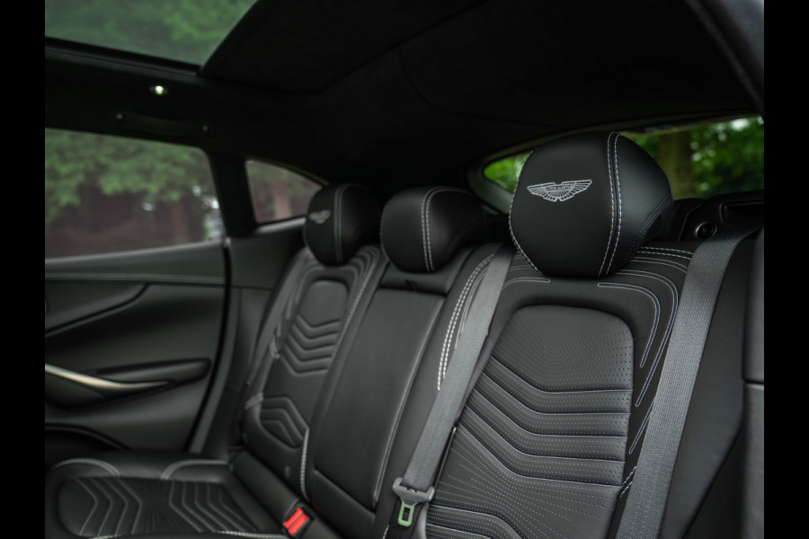 Aston Martin Dbx 550 4.0 V8 | Panoramadak | Trekhaak | 360 cam | Premium Audio | Onyx Black | Carbon interior