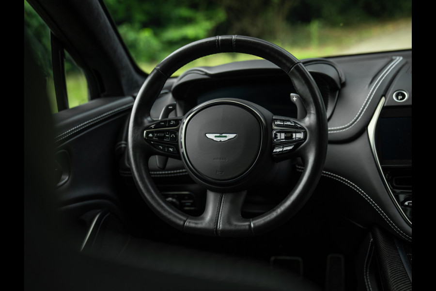 Aston Martin Dbx 550 4.0 V8 | Panoramadak | Trekhaak | 360 cam | Premium Audio | Onyx Black | Carbon interior