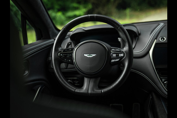 Aston Martin Dbx 550 4.0 V8 | Panoramadak | Trekhaak | 360 cam | Premium Audio | Onyx Black | Carbon interior