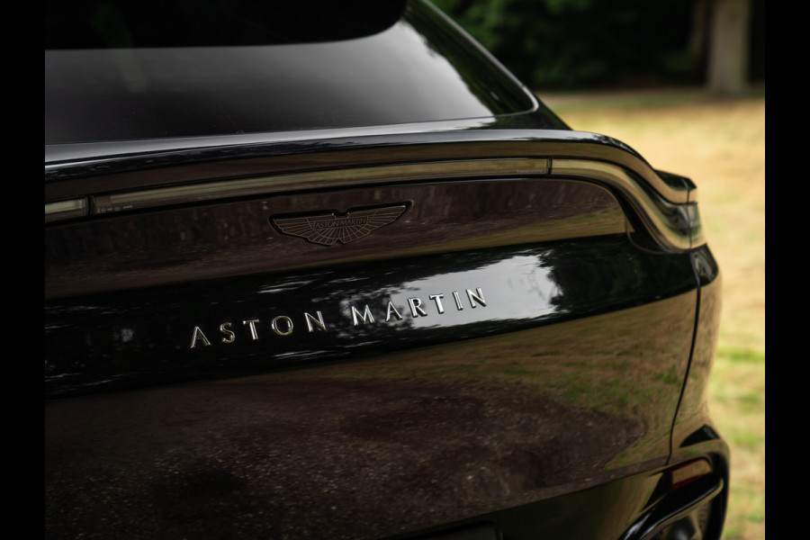 Aston Martin Dbx 550 4.0 V8 | Panoramadak | Trekhaak | 360 cam | Premium Audio | Onyx Black | Carbon interior