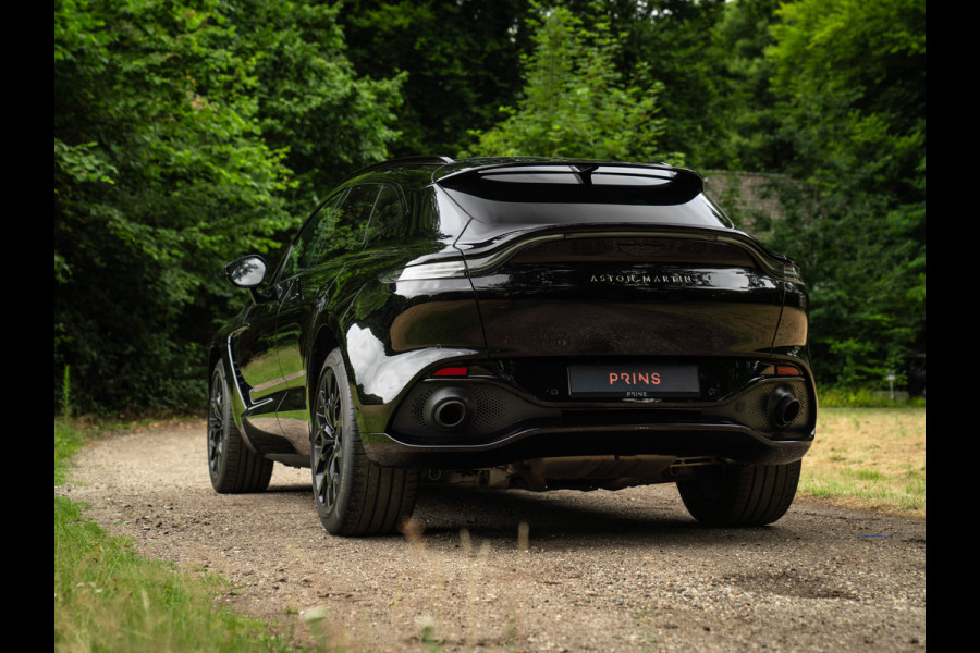 Aston Martin Dbx 550 4.0 V8 | Panoramadak | Trekhaak | 360 cam | Premium Audio | Onyx Black | Carbon interior