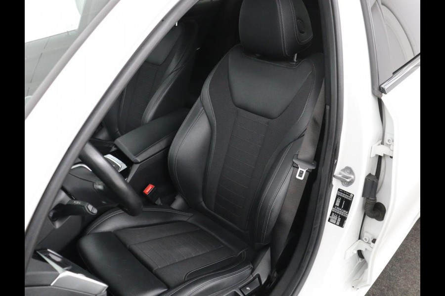 BMW 3 Serie 318i Executive Edition | Sport Line | Stoelverwarming | Camera | Trekhaak | Half leder | Full LED | Carplay | Live Cockpit