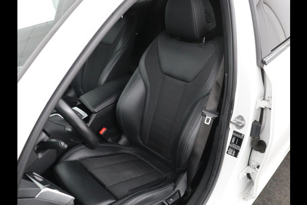 BMW 3 Serie 318i Executive Edition | Sport Line | Stoelverwarming | Camera | Trekhaak | Half leder | Full LED | Carplay | Live Cockpit