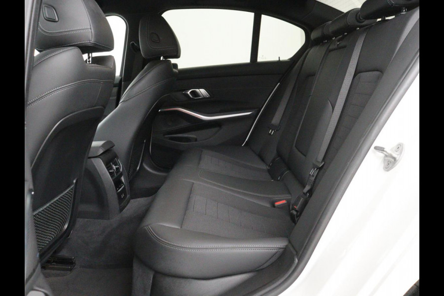 BMW 3 Serie 318i Executive Edition | Sport Line | Stoelverwarming | Camera | Trekhaak | Half leder | Full LED | Carplay | Live Cockpit