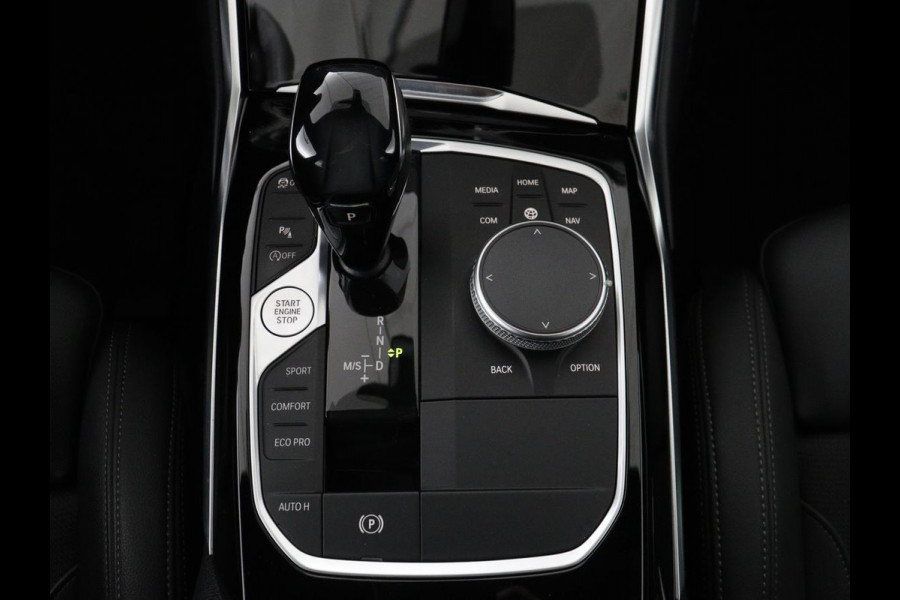BMW 3 Serie 318i Executive Edition | Sport Line | Stoelverwarming | Camera | Trekhaak | Half leder | Full LED | Carplay | Live Cockpit