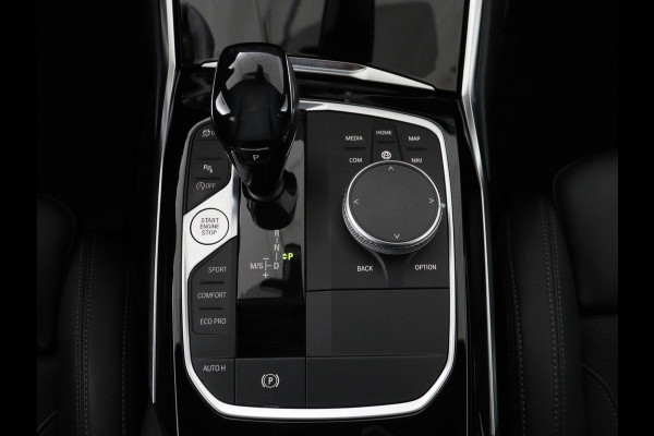 BMW 3 Serie 318i Executive Edition | Sport Line | Stoelverwarming | Camera | Trekhaak | Half leder | Full LED | Carplay | Live Cockpit
