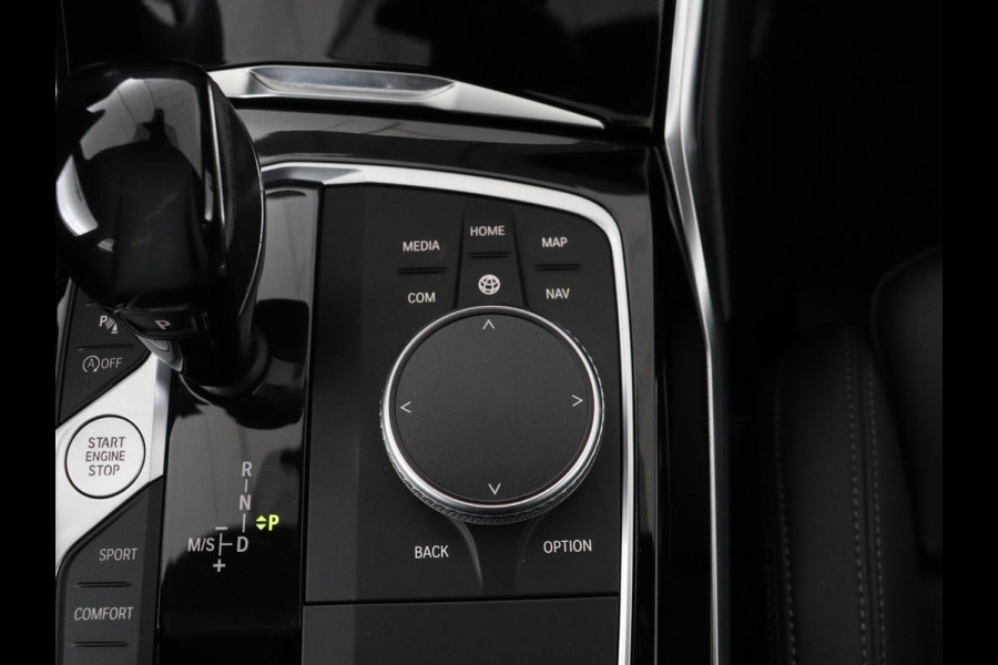 BMW 3 Serie 318i Executive Edition | Sport Line | Stoelverwarming | Camera | Trekhaak | Half leder | Full LED | Carplay | Live Cockpit