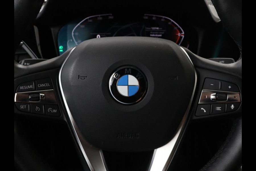 BMW 3 Serie 318i Executive Edition | Sport Line | Stoelverwarming | Camera | Trekhaak | Half leder | Full LED | Carplay | Live Cockpit
