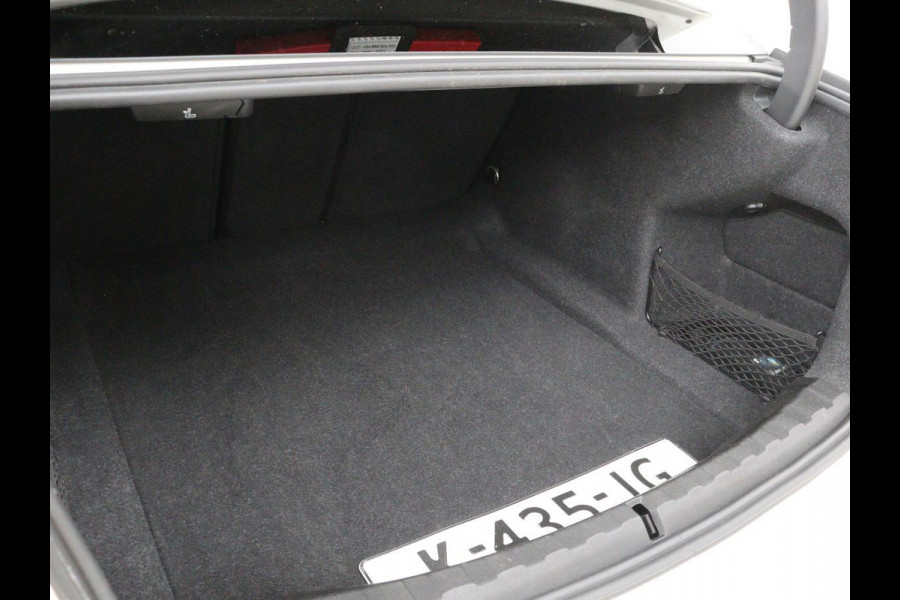 BMW 3 Serie 318i Executive Edition | Sport Line | Stoelverwarming | Camera | Trekhaak | Half leder | Full LED | Carplay | Live Cockpit