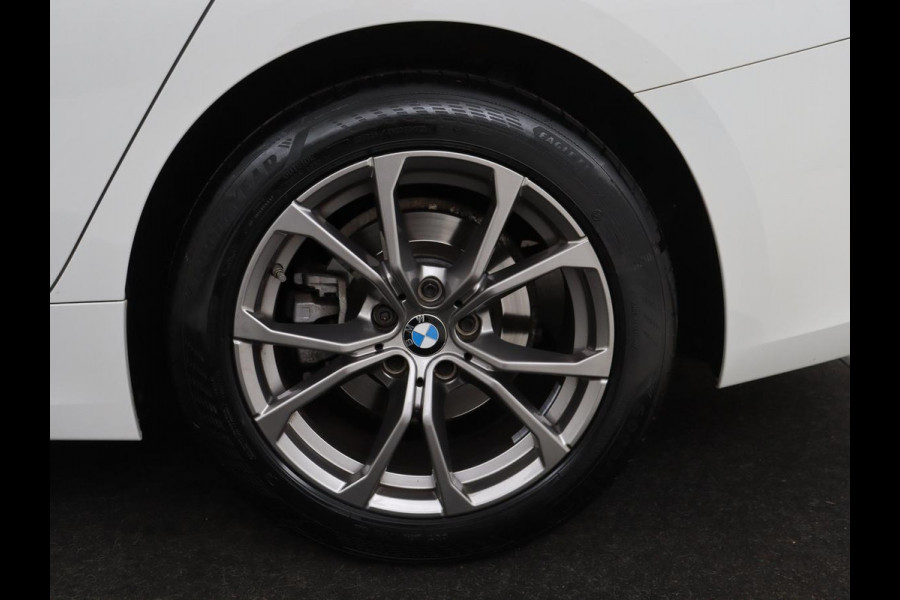 BMW 3 Serie 318i Executive Edition | Sport Line | Stoelverwarming | Camera | Trekhaak | Half leder | Full LED | Carplay | Live Cockpit
