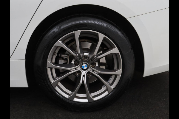 BMW 3 Serie 318i Executive Edition | Sport Line | Stoelverwarming | Camera | Trekhaak | Half leder | Full LED | Carplay | Live Cockpit
