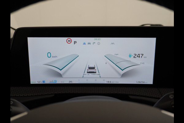 Kia Ev6 Plus 77.4kWh Leer Long Range 19" Apple Carplay Trekhaak Android Meridian-HiFi Adap. Cruise Camera Navi Ecc Elek.Verst.Stoelen+Ve Elek.Achterklep Led Regen-Lichtsensor Verkeersbord detectie Connected Services Bluetooth Uitparkeer waarschuwing Rijstrooksensor met correctie 1e Eigenaar Origineel Nederlandse Auto Dealer Onderhouden tot 233kw DC en 11kw AC laden Garantie Accu 7jaar/160.000km