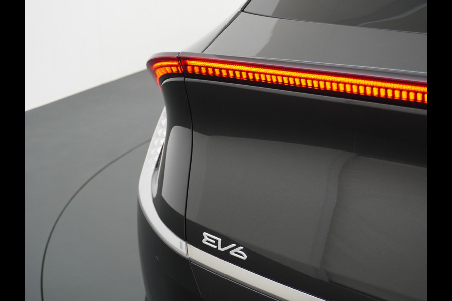 Kia Ev6 Plus 77.4kWh Leer Long Range 19" Apple Carplay Trekhaak Android Meridian-HiFi Adap. Cruise Camera Navi Ecc Elek.Verst.Stoelen+Ve Elek.Achterklep Led Regen-Lichtsensor Verkeersbord detectie Connected Services Bluetooth Uitparkeer waarschuwing Rijstrooksensor met correctie 1e Eigenaar Origineel Nederlandse Auto Dealer Onderhouden tot 233kw DC en 11kw AC laden Garantie Accu 7jaar/160.000km