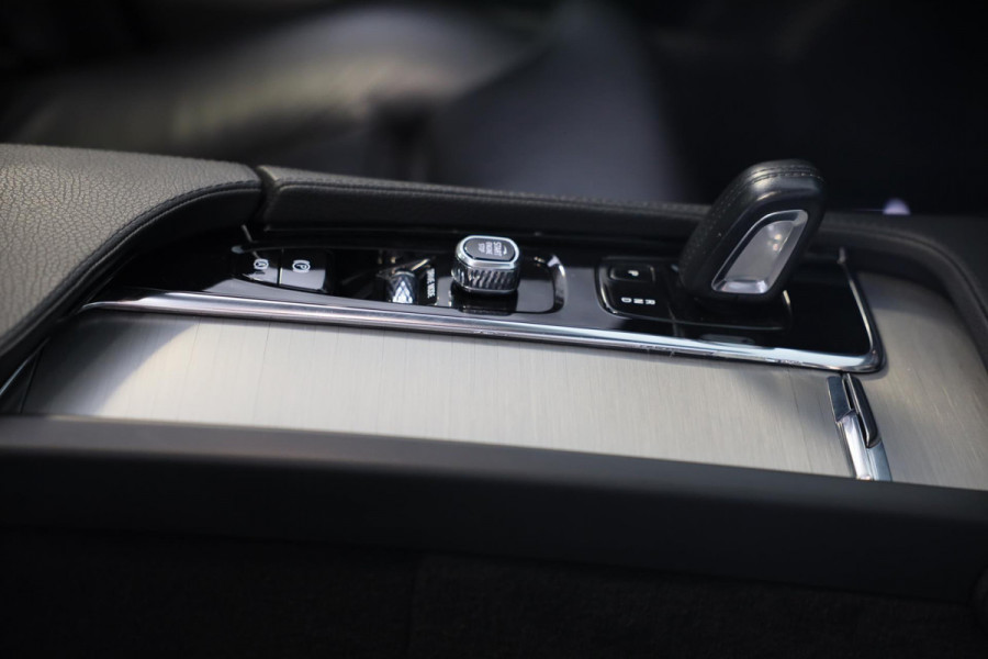 Volvo XC90 2.0 T8 Twin Engine AWD Momentum Pro / 7 Zitter / ACC / Lane Assist / 360 Camera / Leder / Navi / HK / Head Up / 20 Inch