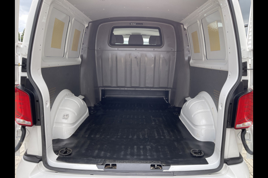 Volkswagen Transporter 2.0 TDI DSG automaat L2H1 30 DC 5 persoons / vaste prijs rijklaar € 27.950 ex btw / lease vanaf € 456 / airco / cruise / navi / achterdeuren / euro 6 / bpm vrij !