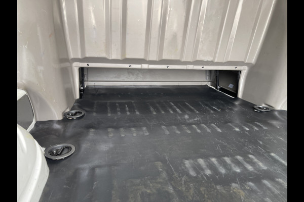 Volkswagen Transporter 2.0 TDI DSG automaat L2H1 30 DC 5 persoons / vaste prijs rijklaar € 27.950 ex btw / lease vanaf € 456 / airco / cruise / navi / achterdeuren / euro 6 / bpm vrij !