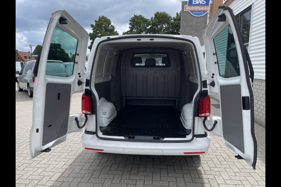 Volkswagen Transporter 2.0 TDI DSG automaat L2H1 30 DC 5 persoons / vaste prijs rijklaar € 27.950 ex btw / lease vanaf € 456 / airco / cruise / navi / achterdeuren / euro 6 / bpm vrij !