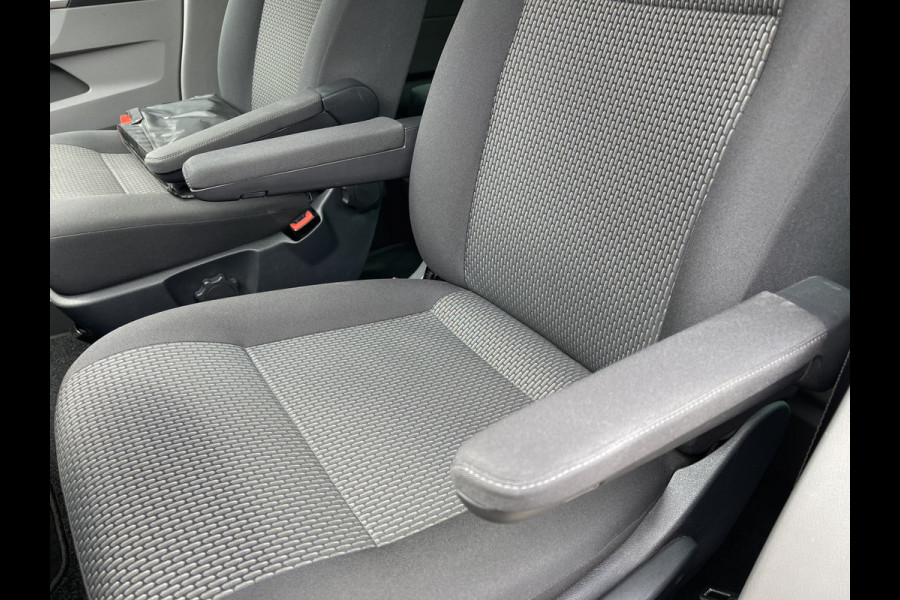 Volkswagen Transporter 2.0 TDI DSG automaat L2H1 30 DC 5 persoons / vaste prijs rijklaar € 27.950 ex btw / lease vanaf € 456 / airco / cruise / navi / achterdeuren / euro 6 / bpm vrij !