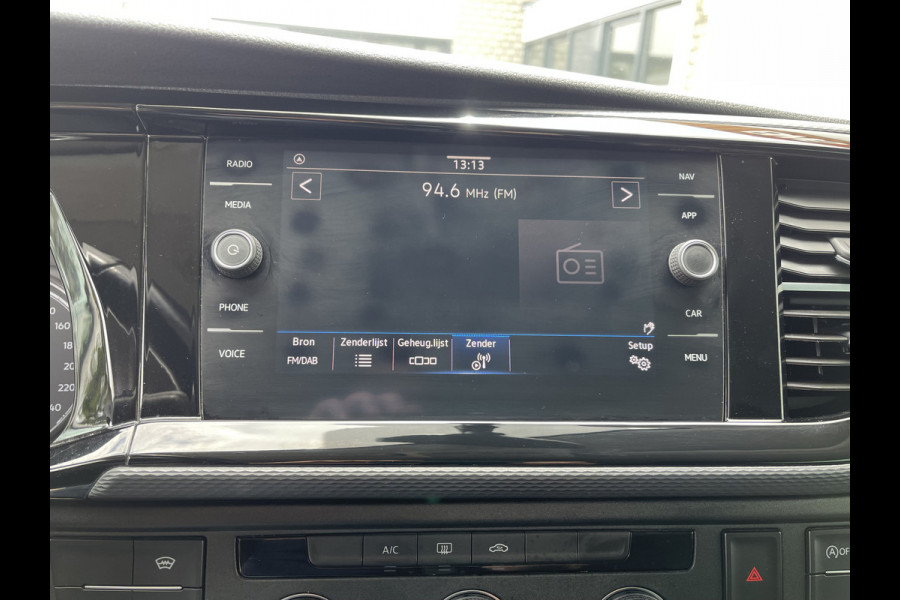 Volkswagen Transporter 2.0 TDI DSG automaat L2H1 30 DC 5 persoons / vaste prijs rijklaar € 27.950 ex btw / lease vanaf € 456 / airco / cruise / navi / achterdeuren / euro 6 / bpm vrij !
