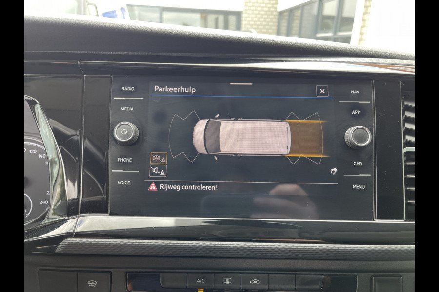 Volkswagen Transporter 2.0 TDI DSG automaat L2H1 30 DC 5 persoons / vaste prijs rijklaar € 27.950 ex btw / lease vanaf € 456 / airco / cruise / navi / achterdeuren / euro 6 / bpm vrij !