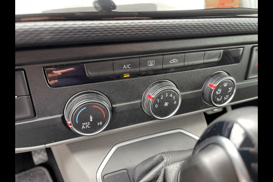 Volkswagen Transporter 2.0 TDI DSG automaat L2H1 30 DC 5 persoons / vaste prijs rijklaar € 27.950 ex btw / lease vanaf € 456 / airco / cruise / navi / achterdeuren / euro 6 / bpm vrij !