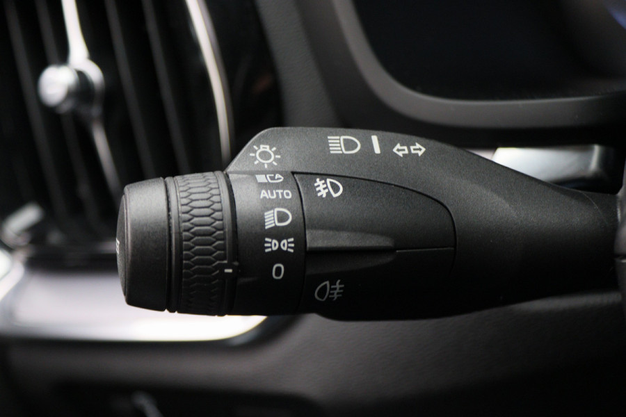 Volvo V60 2.0 T4 Momentum Pro Polestar Engineered Panoramadak, Head-Up, LED, Apple CarPlay, Lane Assist, Camera