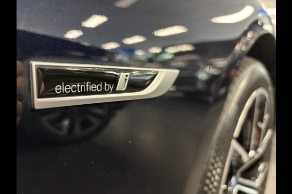 BMW 5 Serie Touring 530e xDrive Business Edition. M Sport Hybrid 292PK Carbonschwarz Pano dak Head up Display  Co Pilot Adaptive Suspension Laser Lights