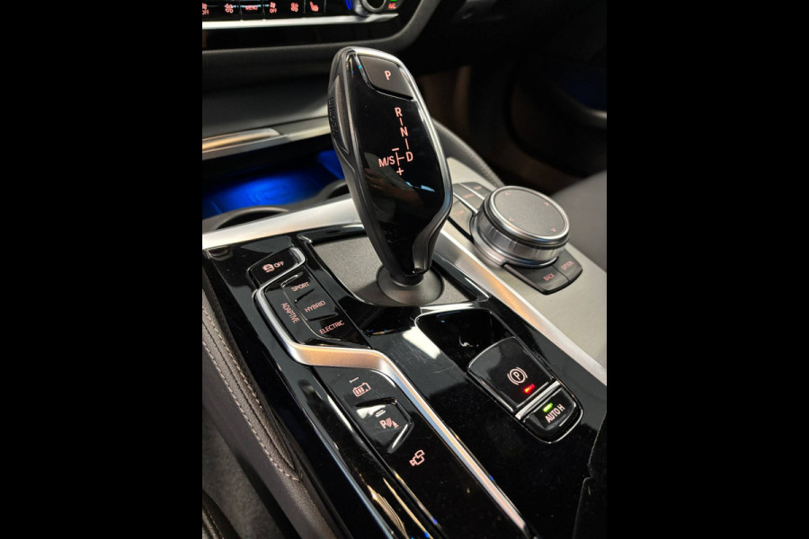 BMW 5 Serie Touring 530e xDrive Business Edition. M Sport Hybrid 292PK Carbonschwarz Pano dak Head up Display  Co Pilot Adaptive Suspension Laser Lights