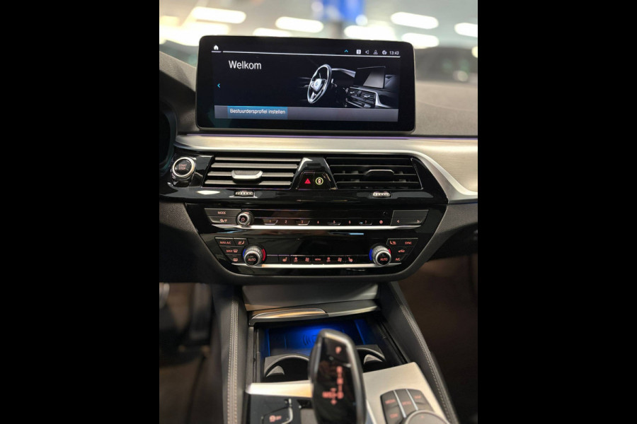 BMW 5 Serie Touring 530e xDrive Business Edition. M Sport Hybrid 292PK Carbonschwarz Pano dak Head up Display  Co Pilot Adaptive Suspension Laser Lights