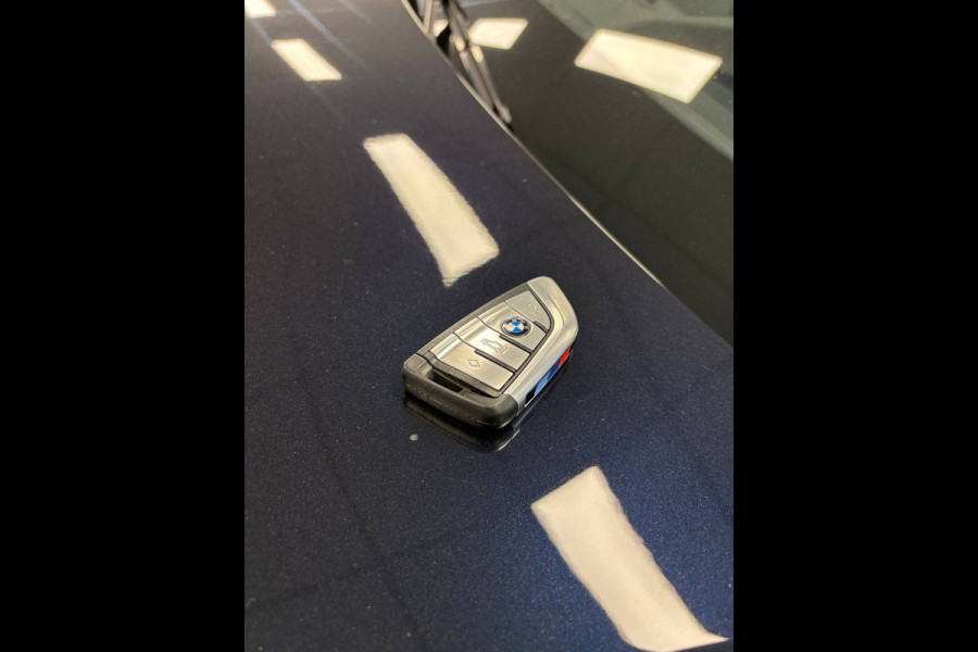 BMW 5 Serie Touring 530e xDrive Business Edition. M Sport Hybrid 292PK Carbonschwarz Pano dak Head up Display  Co Pilot Adaptive Suspension Laser Lights