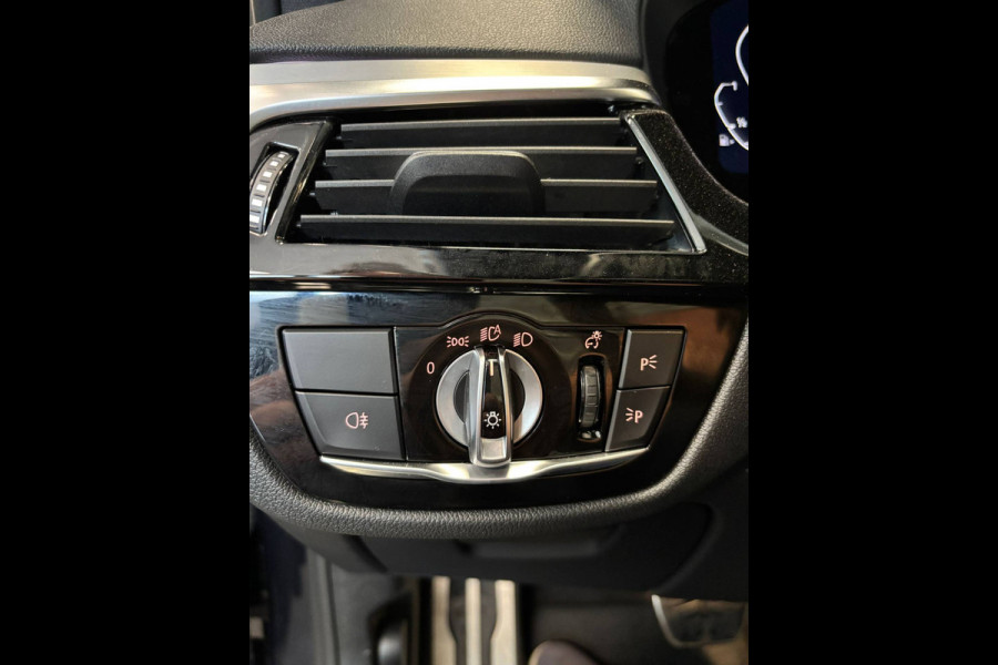 BMW 5 Serie Touring 530e xDrive Business Edition. M Sport Hybrid 292PK Carbonschwarz Pano dak Head up Display  Co Pilot Adaptive Suspension Laser Lights