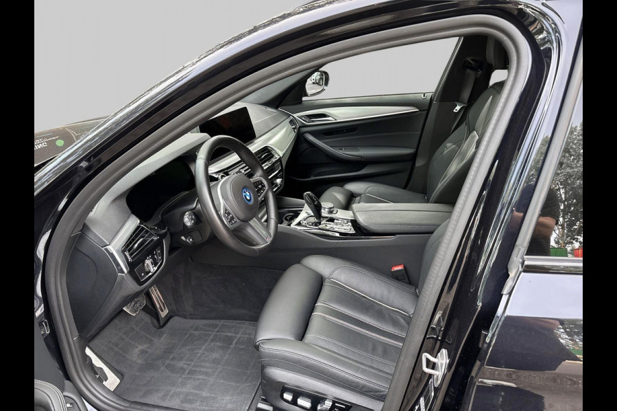 BMW 5 Serie Touring 530e xDrive Business Edition. M Sport Hybrid 292PK Carbonschwarz Pano dak Head up Display  Co Pilot Adaptive Suspension Laser Lights