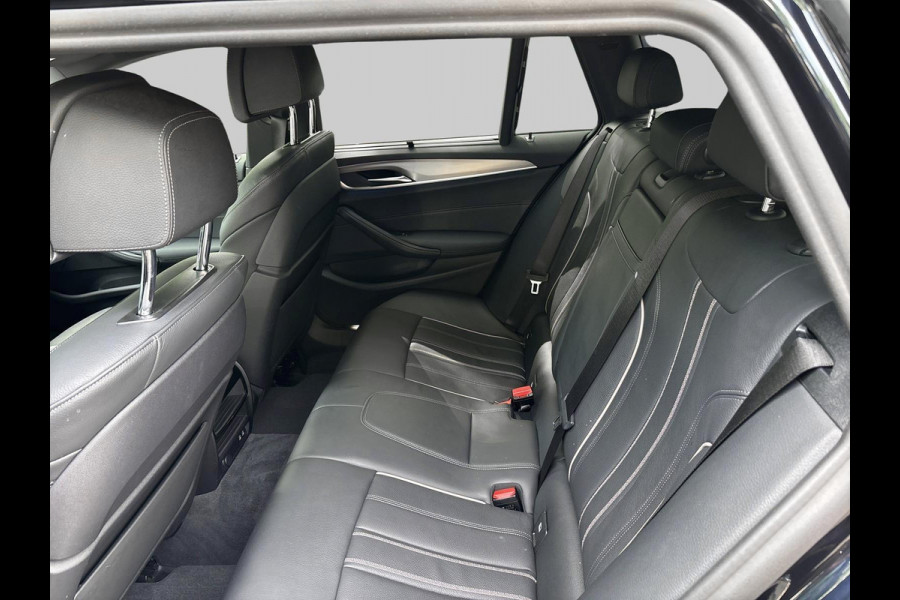 BMW 5 Serie Touring 530e xDrive Business Edition. M Sport Hybrid 292PK Carbonschwarz Pano dak Head up Display  Co Pilot Adaptive Suspension Laser Lights