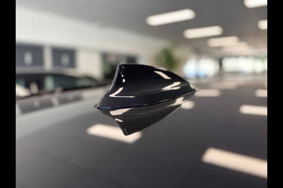 BMW 5 Serie Touring 530e xDrive Business Edition. M Sport Hybrid 292PK Carbonschwarz Pano dak Head up Display  Co Pilot Adaptive Suspension Laser Lights