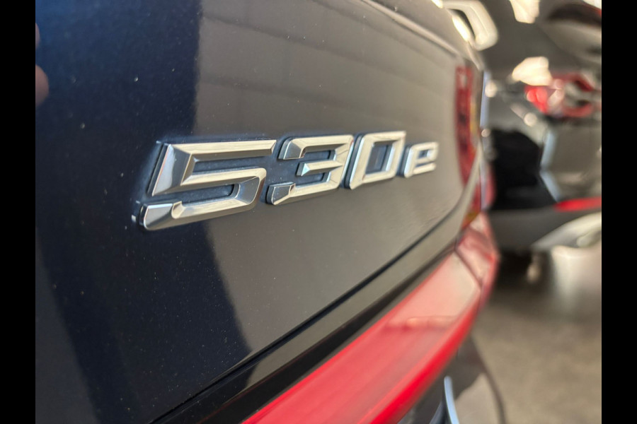 BMW 5 Serie Touring 530e xDrive Business Edition. M Sport Hybrid 292PK Carbonschwarz Pano dak Head up Display  Co Pilot Adaptive Suspension Laser Lights